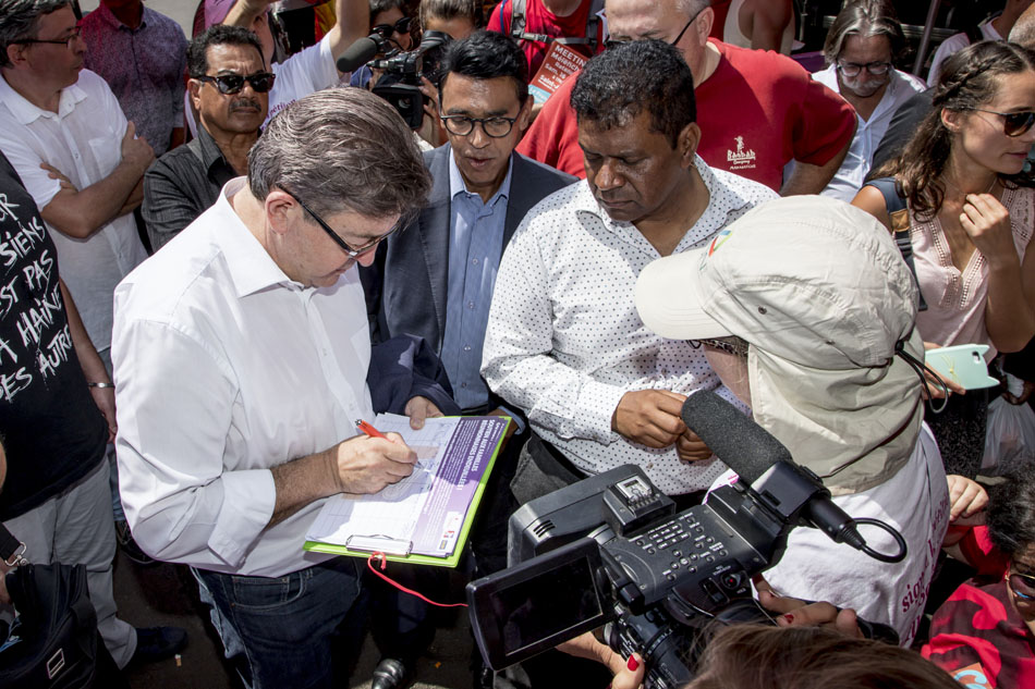 [RETOUR IMAGES] Du bon temps pour Jean-Luc Mélenchon au marché de Ste-Marie