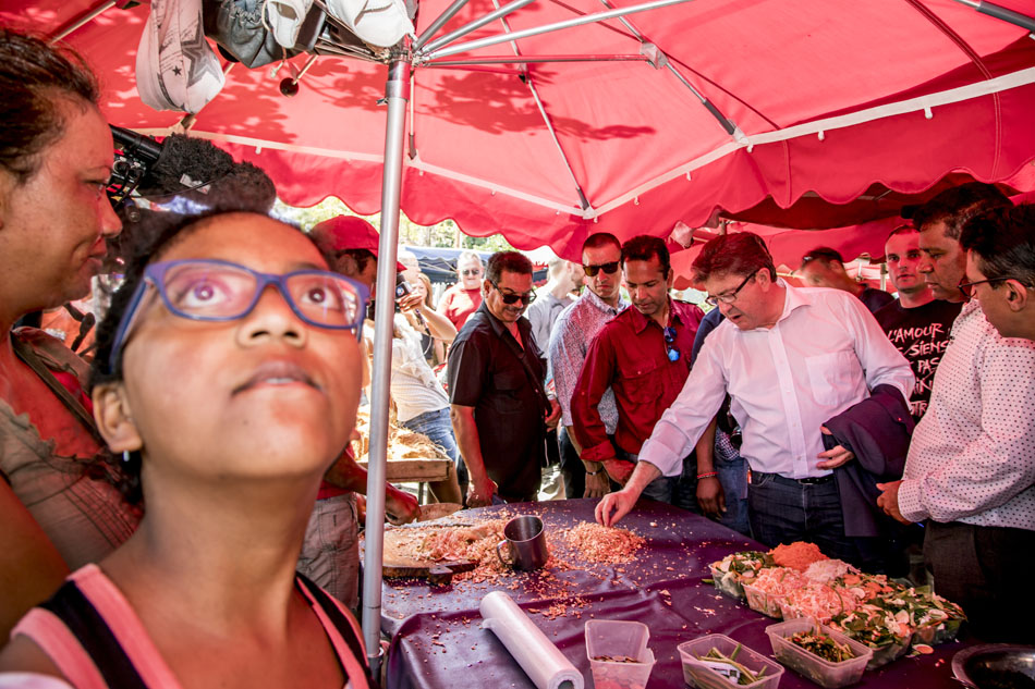 [RETOUR IMAGES] Du bon temps pour Jean-Luc Mélenchon au marché de Ste-Marie