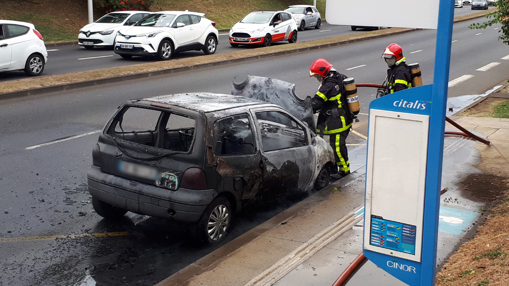 [PHOTOS] Une Twingo part en fumée sur le boulevard Sud