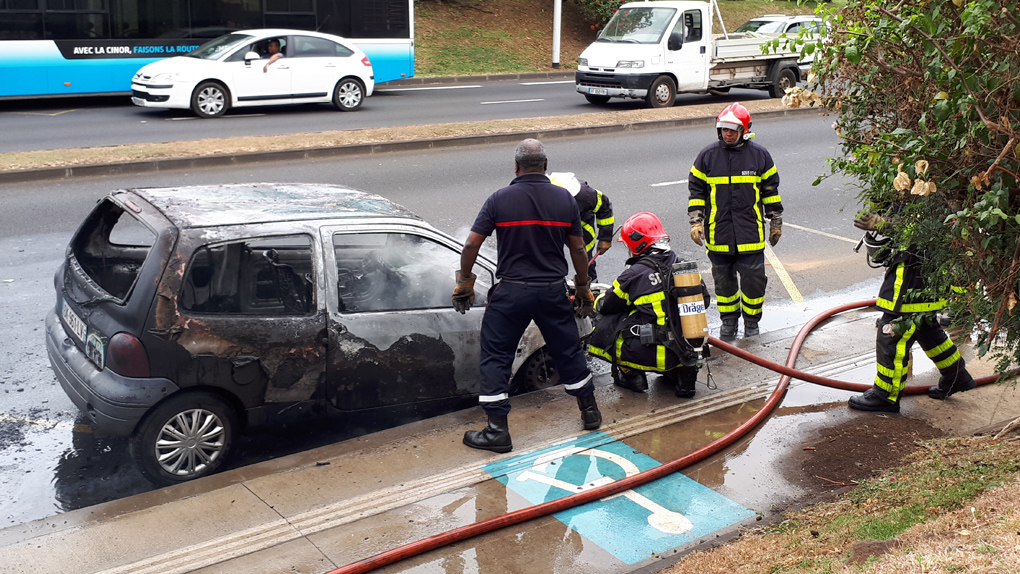 [PHOTOS] Une Twingo part en fumée sur le boulevard Sud