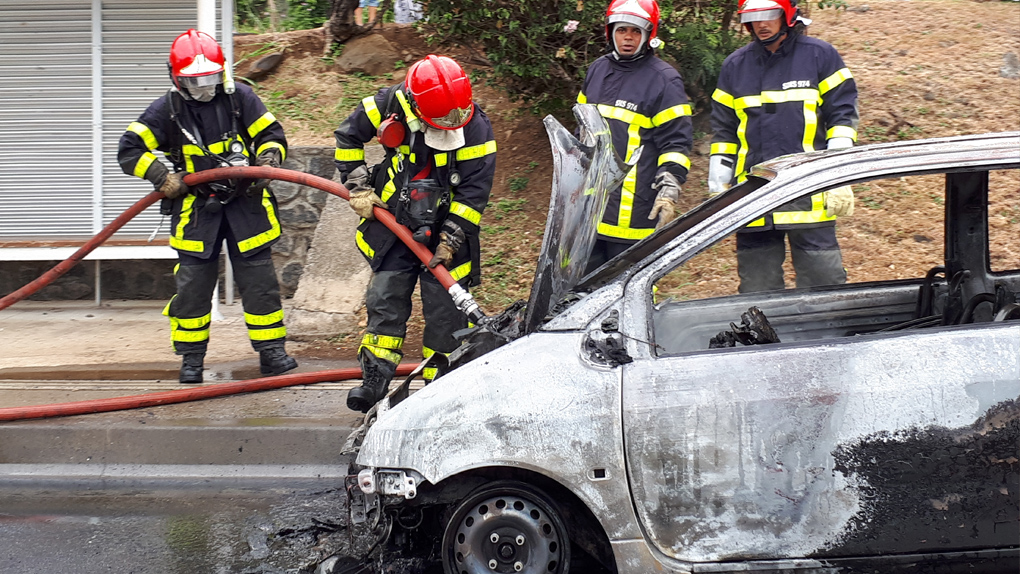 [PHOTOS] Une Twingo part en fumée sur le boulevard Sud