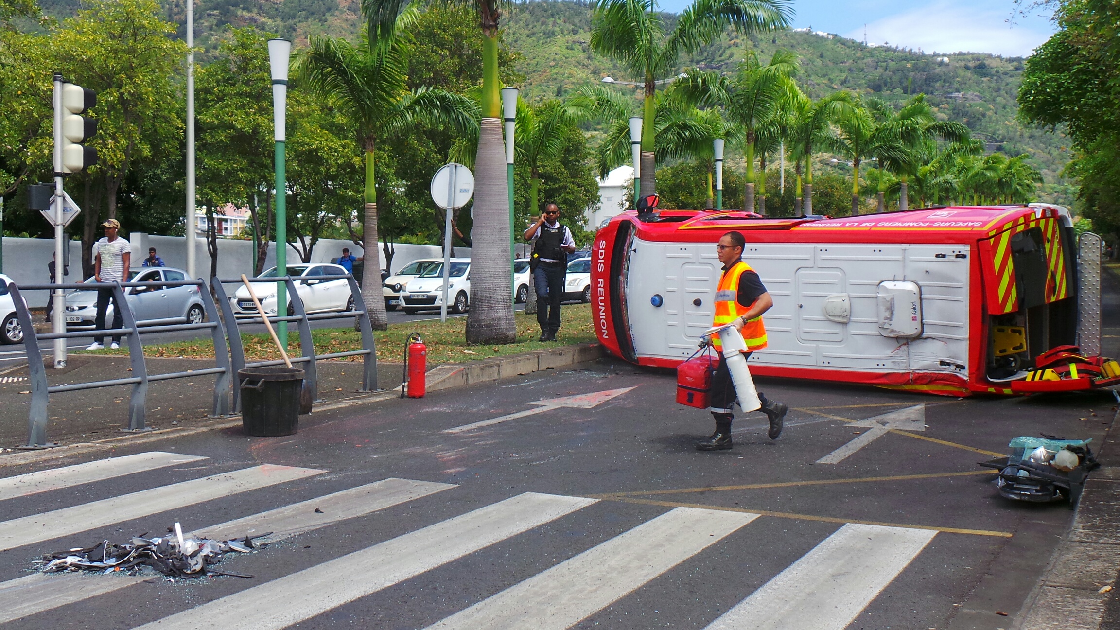 Un véhicule des pompiers chavire sur le Boulevard sud