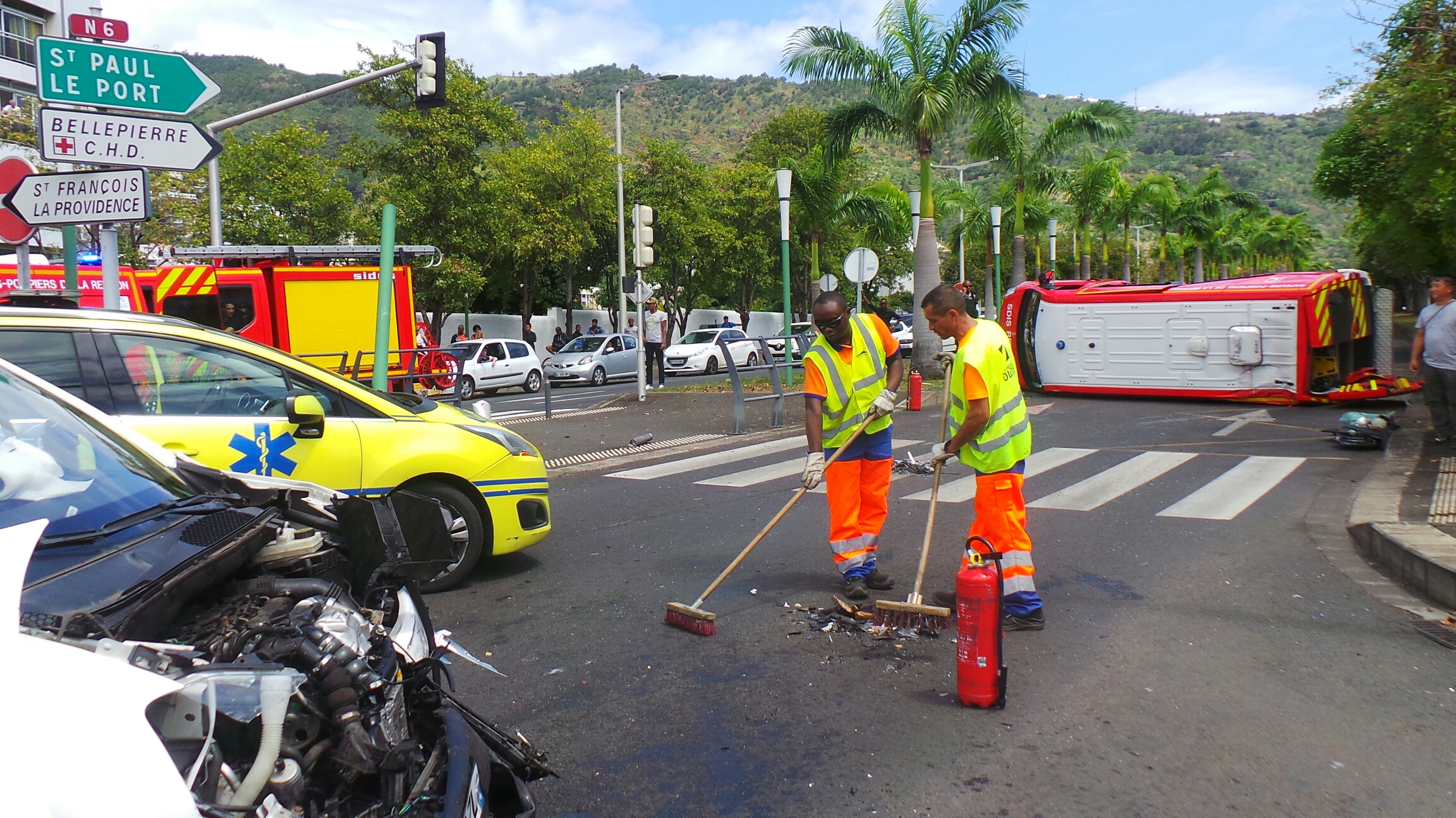 Un véhicule des pompiers chavire sur le Boulevard sud