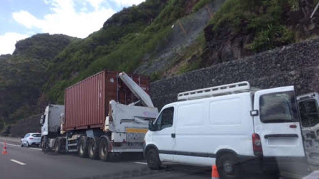 Route du Littoral : 4km de bouchons en direction de St-Denis