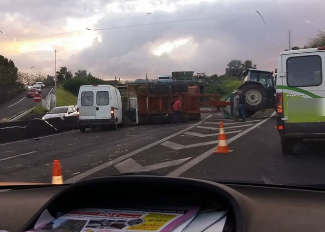 La remorque chargée de canne totalement renversée sur la 4-voies de Ste-Marie