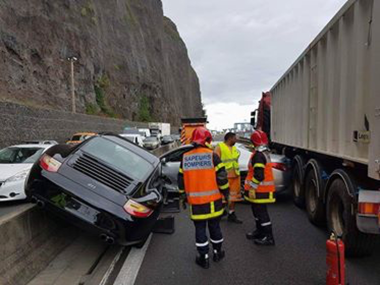 Carambolage sur la route du littoral: Une Porsche enjambe le muret central