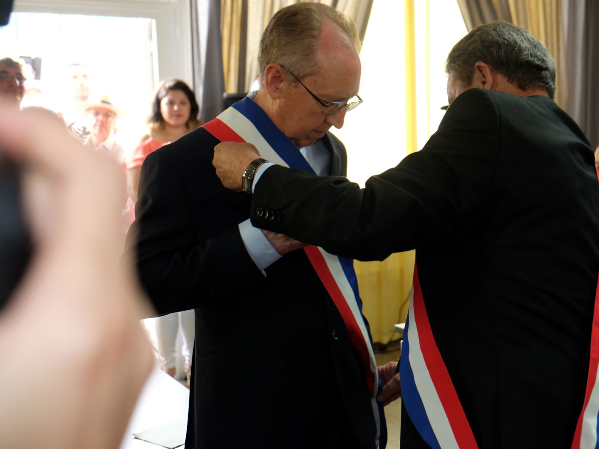 René Mondon prend la succession de Michel Dennemont à la Mairie des Avirons