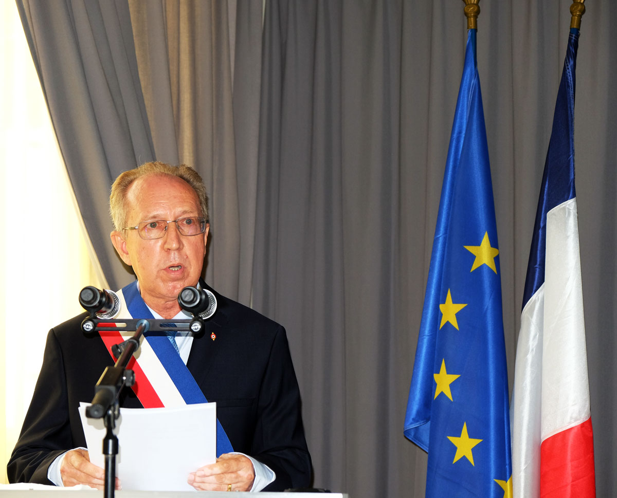 René Mondon prend la succession de Michel Dennemont à la Mairie des Avirons