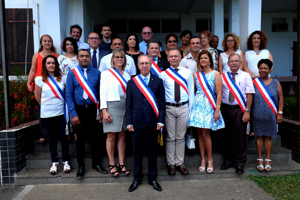 René Mondon prend la succession de Michel Dennemont à la Mairie des Avirons