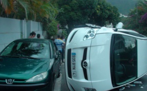 Voiture sur le flanc, boulevard de la Providence