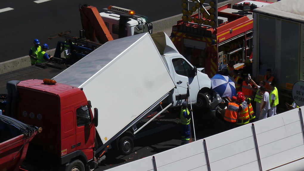 [VIDÉO] Un véhicule broyé par des camions sur le viaduc de Saint-Paul