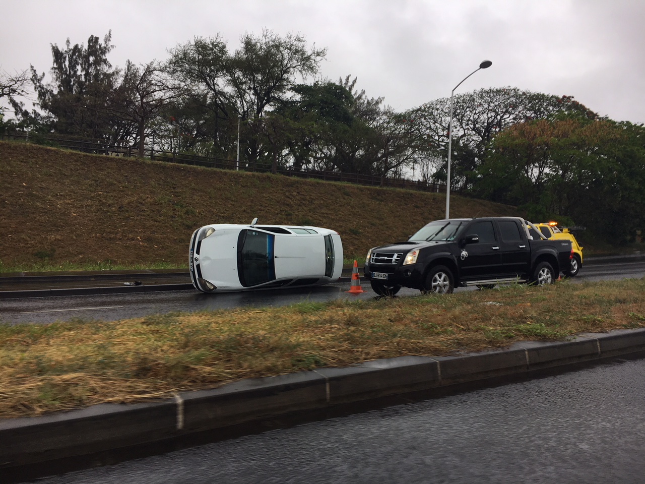 Une voiture se renverse à l'échangeur de Sainte-Marie
