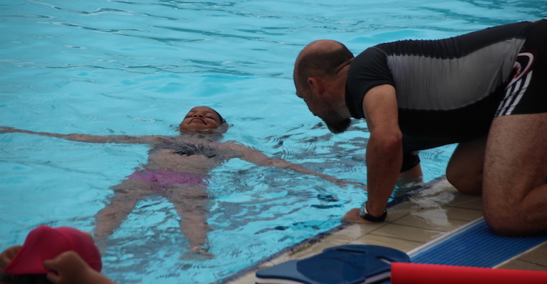 Les marmailles apprennent à nager avec l’association du BDN St Paul Sports