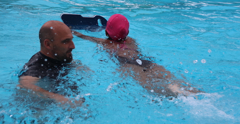 Les marmailles apprennent à nager avec l’association du BDN St Paul Sports