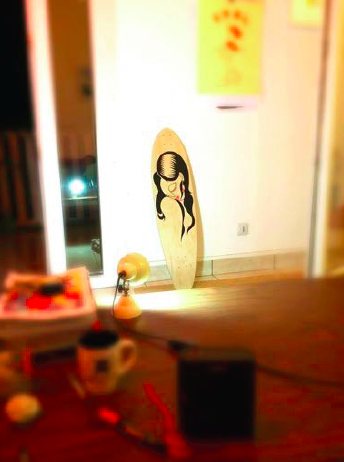 Des skateboards et planches de surf transformés en œuvres d’art