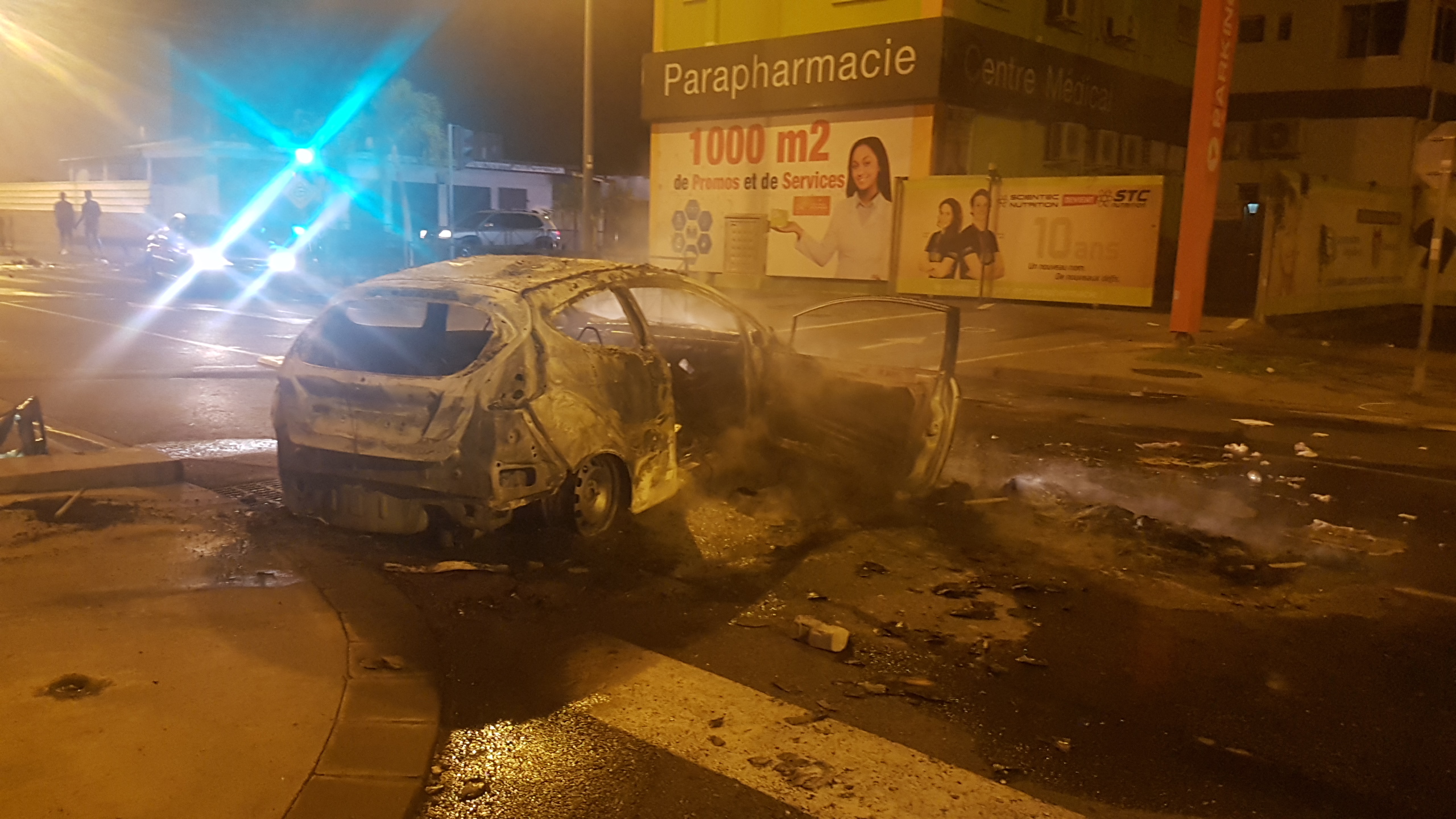 Les casseurs incendient une voiture en centre ville du Port