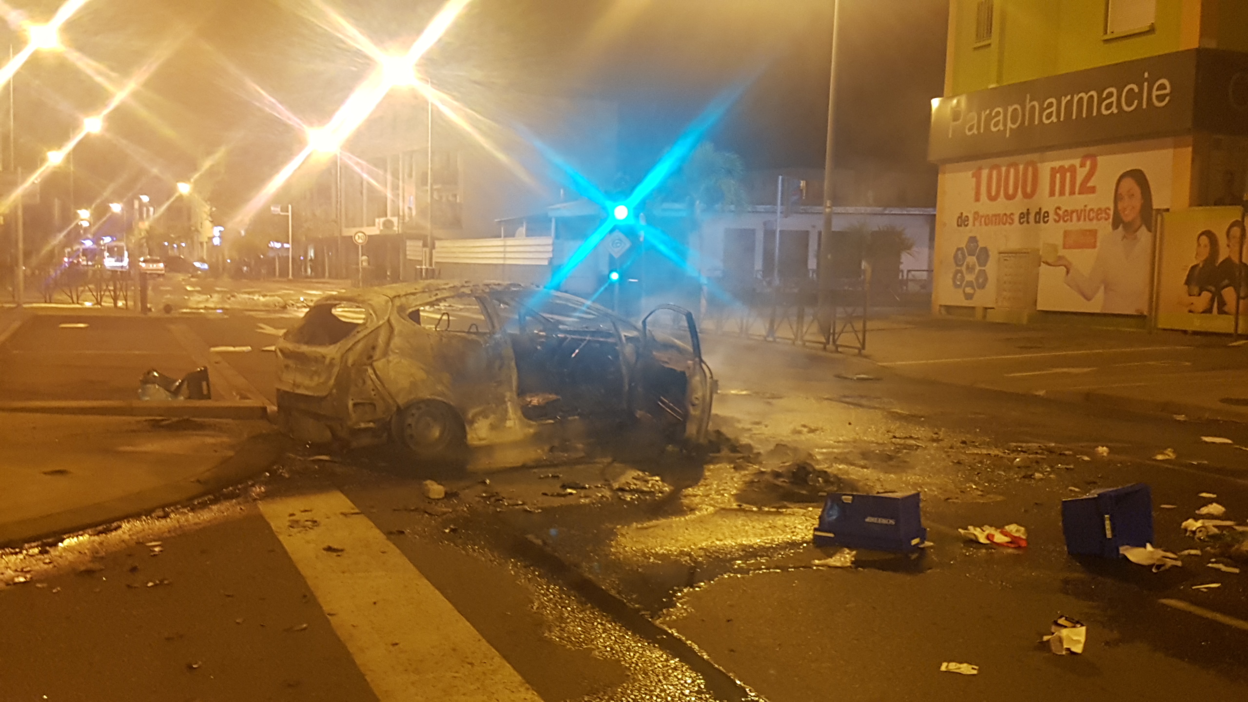 Les casseurs incendient une voiture en centre ville du Port
