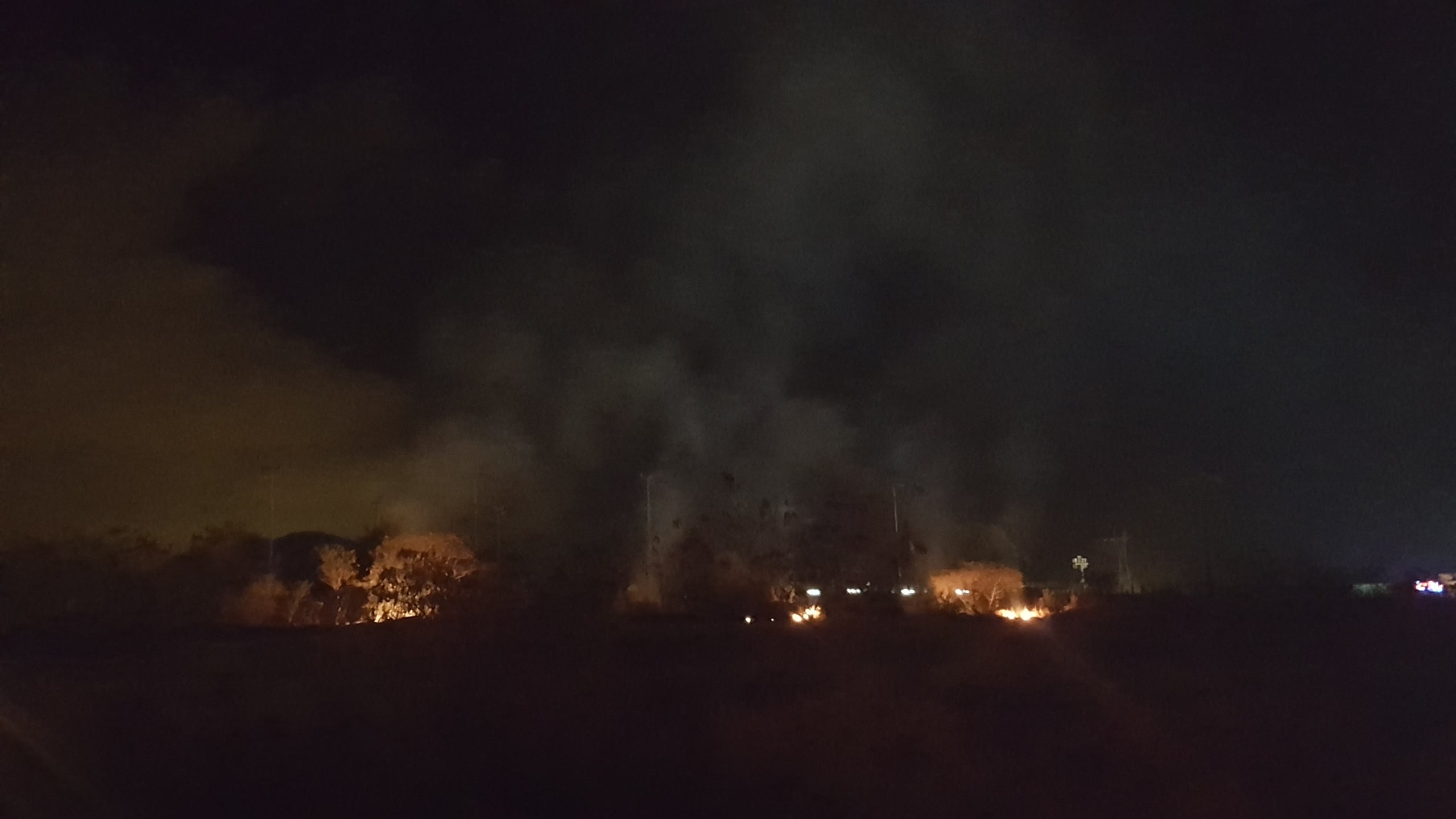 L'entrée de la Rivière des Galets impossible à cause de poubelles en feu