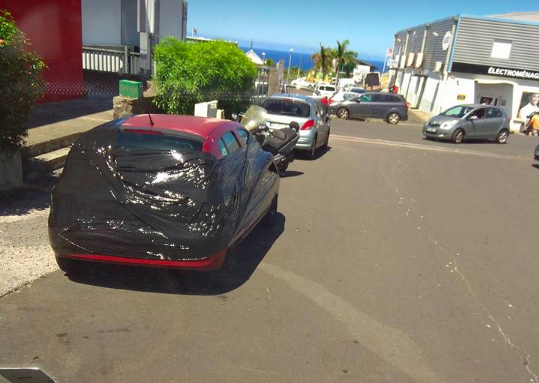 Garée sur un emplacement livraison, une Clio transformée en paquet cadeau