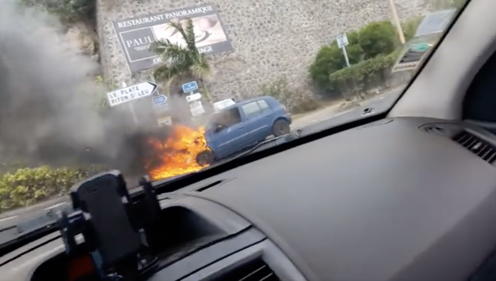 St-Leu Zac Portail: Une voiture en feu