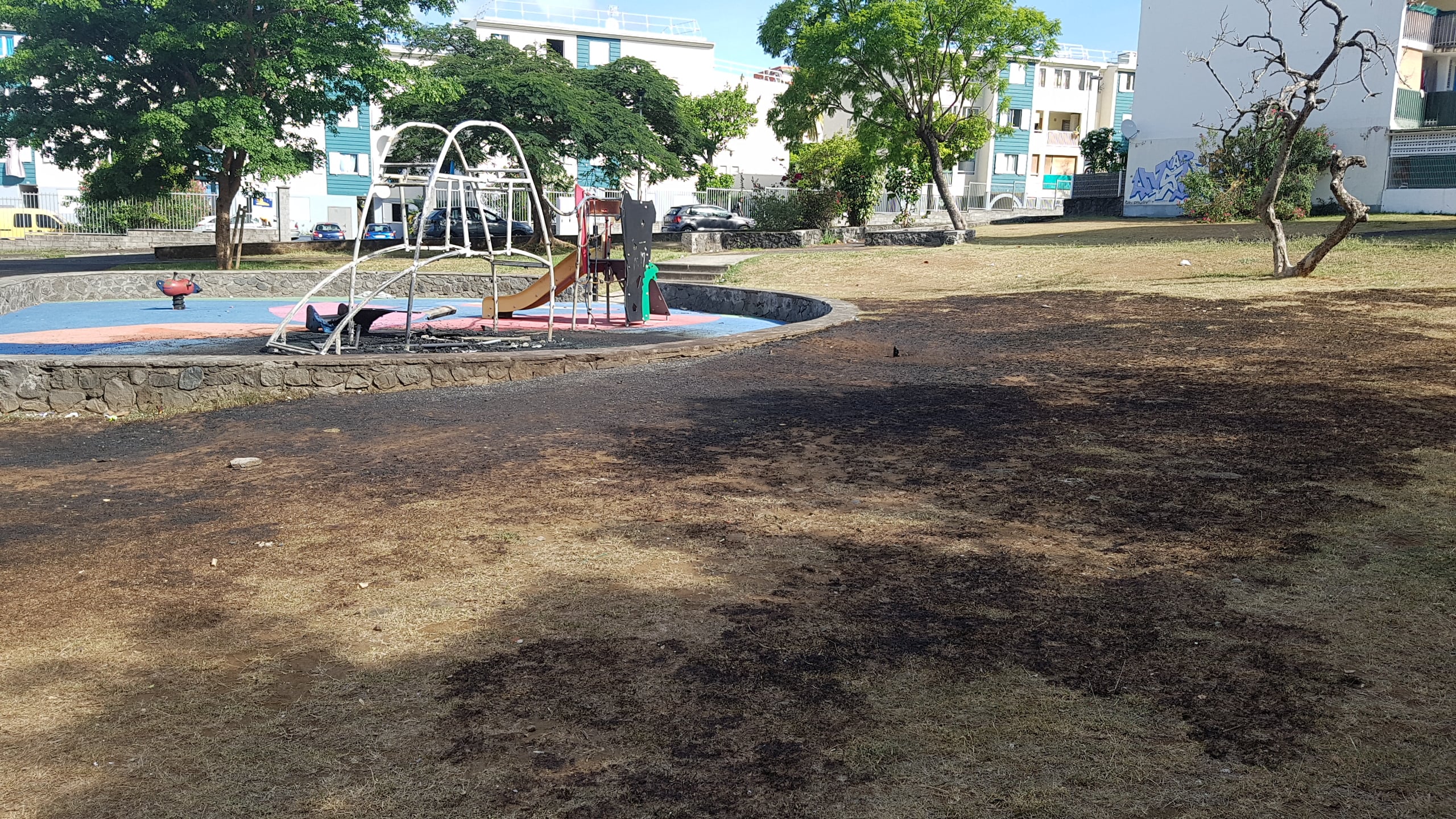 Une aire de jeu incendiée dans une résidence de Sainte-Clotilde