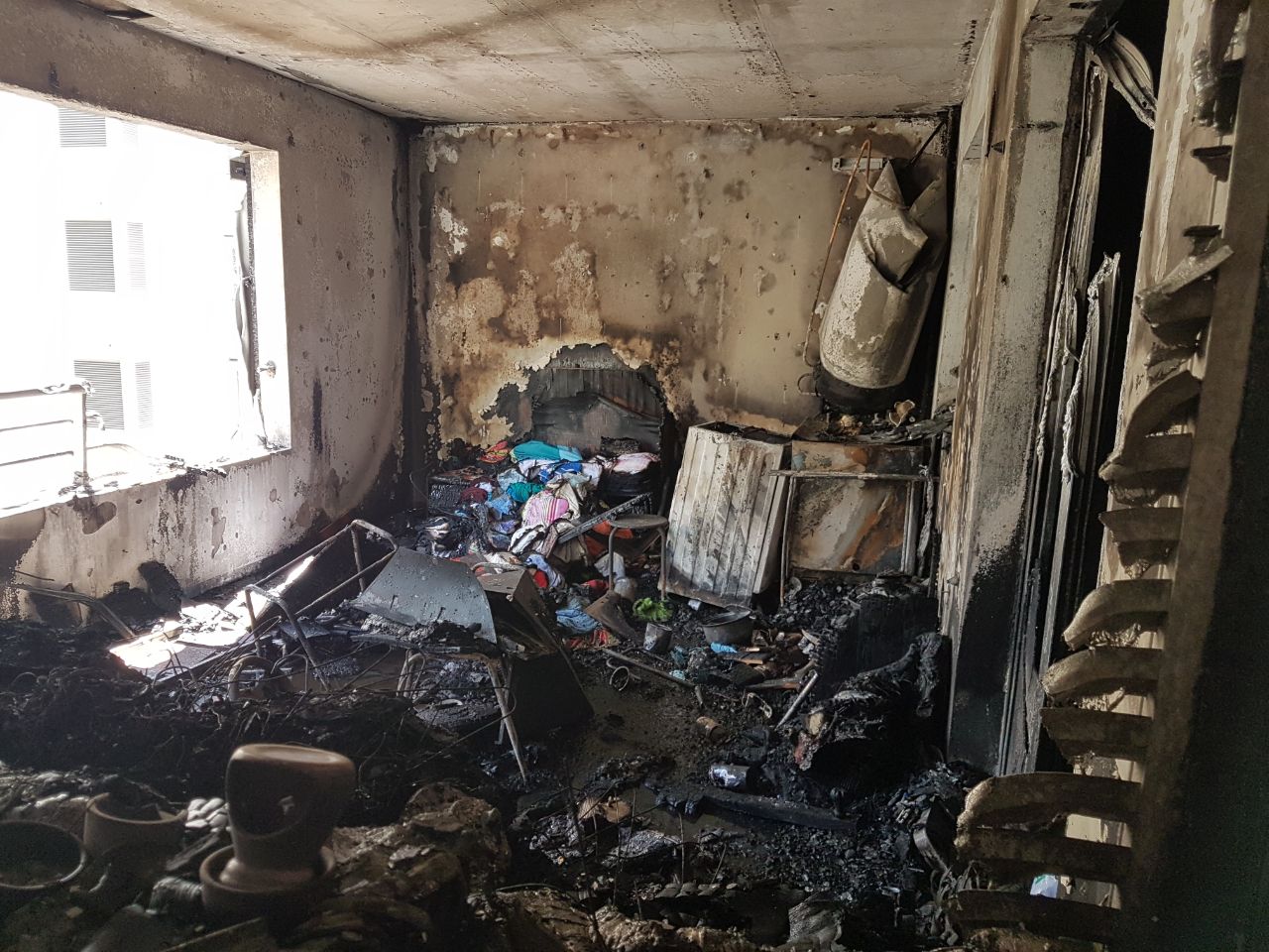 [VIDEO] St-Denis : Un appartement ravagé par les flammes rue Issop Ravate