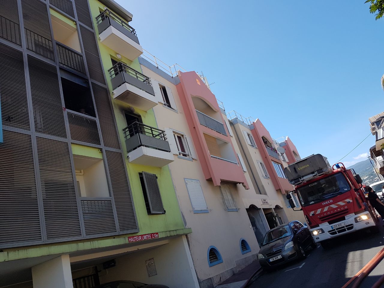 [VIDEO] St-Denis : Un appartement ravagé par les flammes rue Issop Ravate