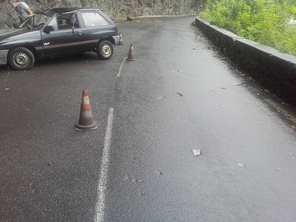 Route de Cilaos : Un bloc rocheux atterrit sur une voiture