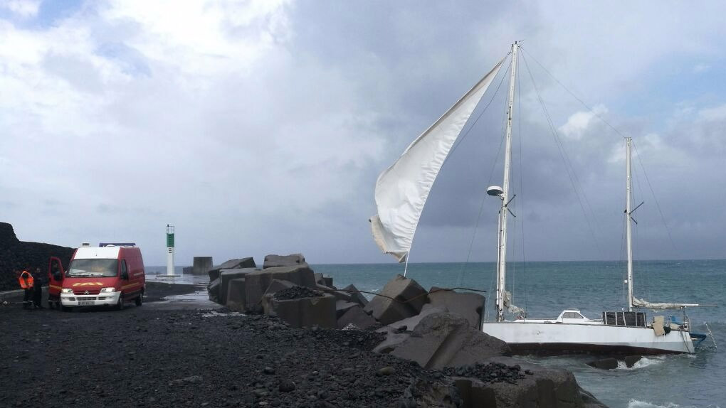 [VIDÉO] Un voilier s'échoue sur le littoral du Port