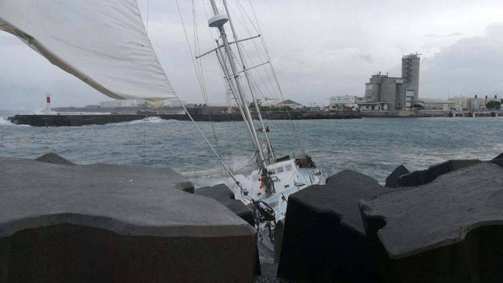 [VIDÉO] Un voilier s'échoue sur le littoral du Port