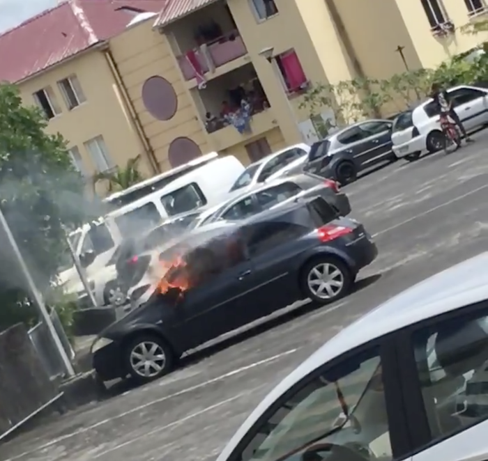 St-André : Un véhicule en feu sur le parking d'une cité