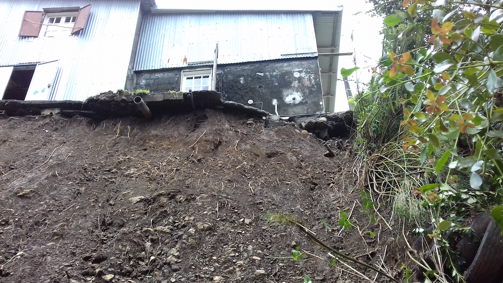 Petite-Île: La maison des Merlo menace de basculer dans le vide