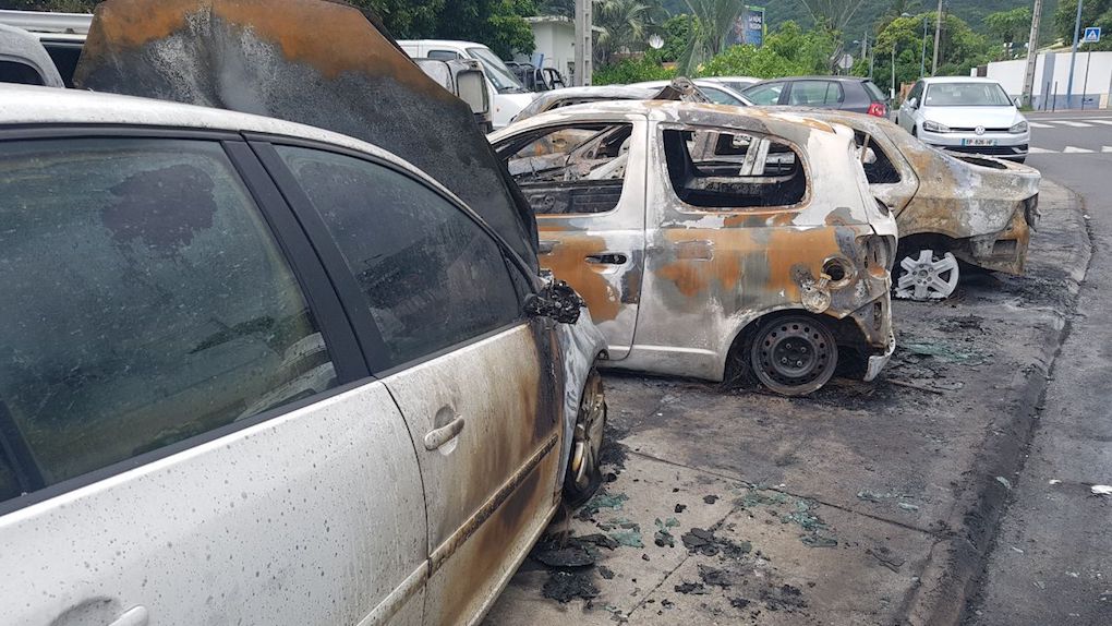 St-Paul : Incendie dans un garage auto, 11 voitures brûlées