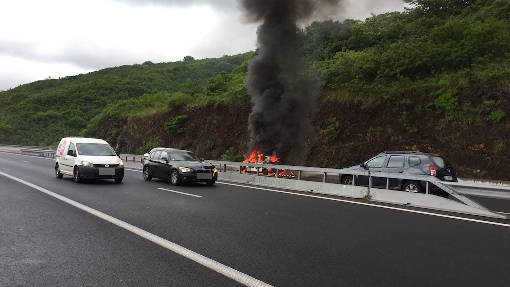 [PHOTOS] Une voiture en flammes sur la route des tamarins
