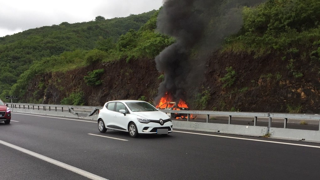 [PHOTOS] Une voiture en flammes sur la route des tamarins