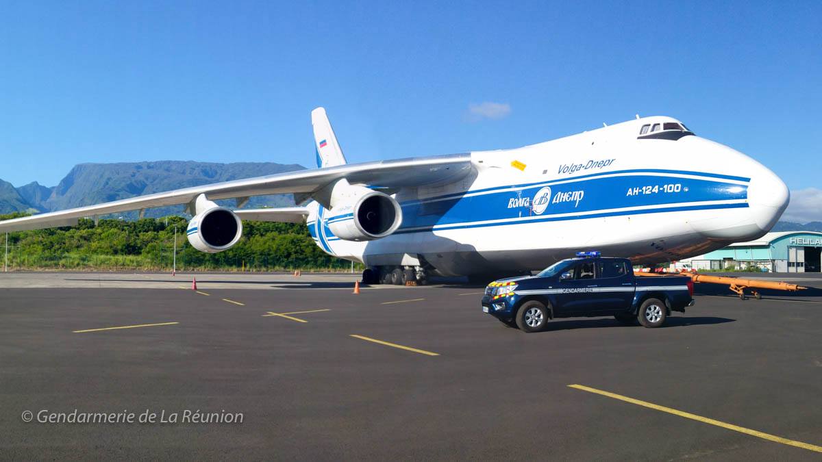 Un Antonov 124 sur le parking de l'aéroport Roland Garros