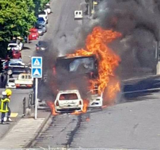[VIDÉO] St-Joseph : Un bus scolaire et une voiture en feu