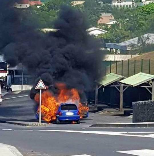[VIDÉO] St-Joseph : Un bus scolaire et une voiture en feu