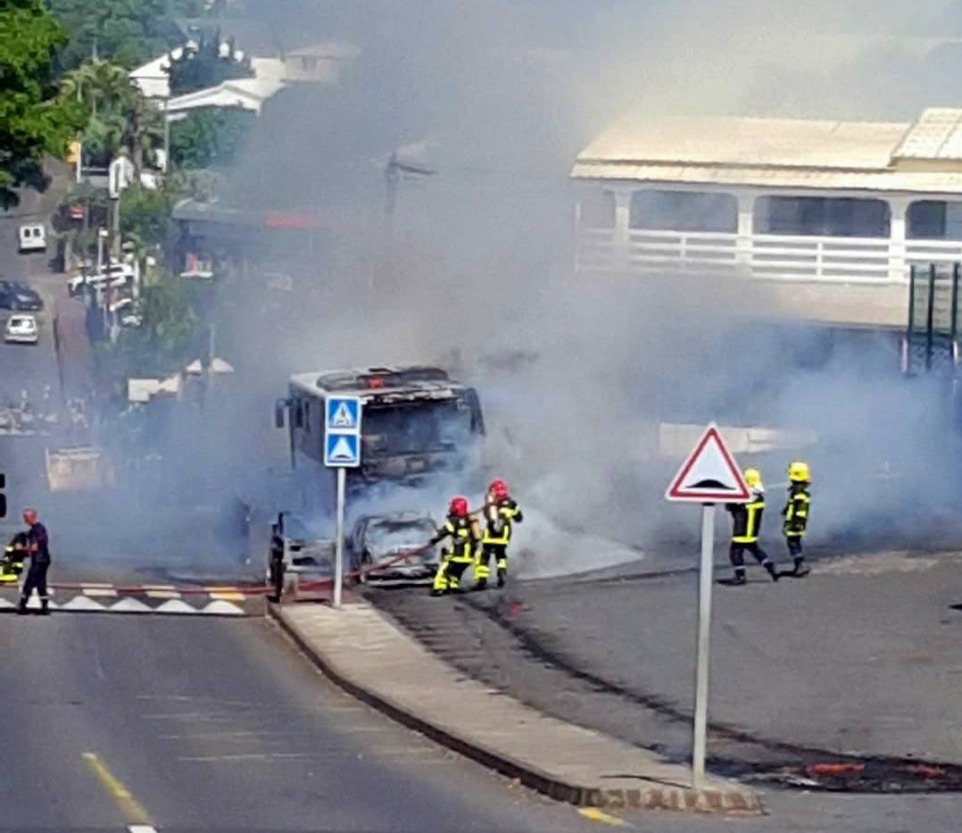 [VIDÉO] St-Joseph : Un bus scolaire et une voiture en feu