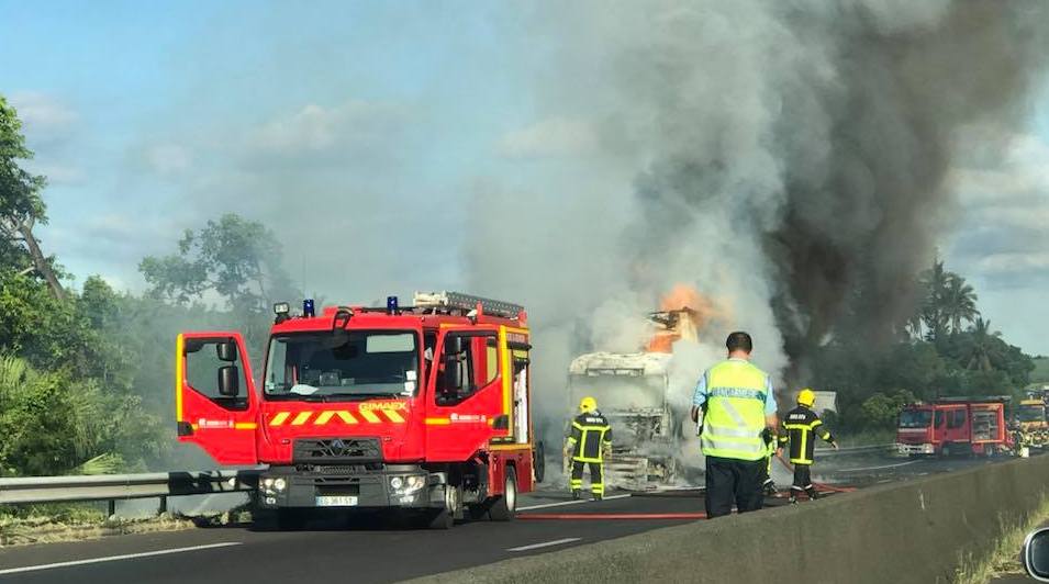 [VIDÉO] Un camion en feu sur la quatre-voies de Ste-Marie