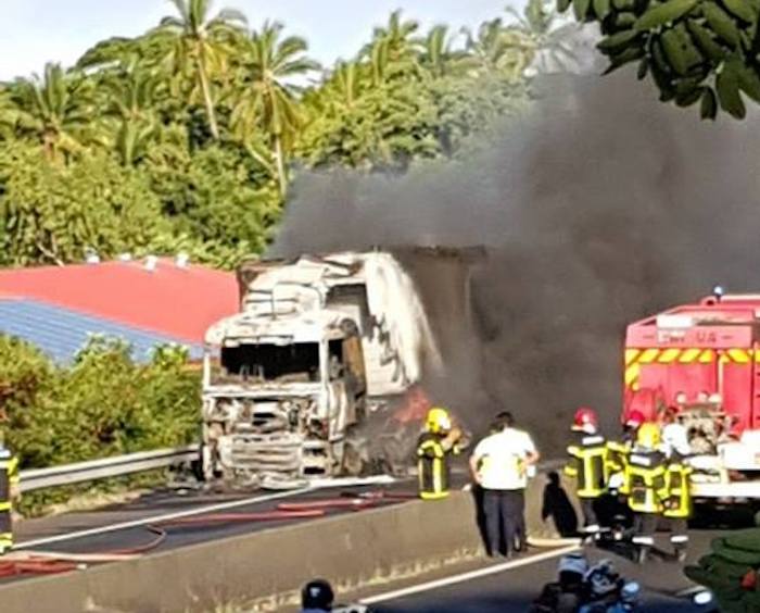 [VIDÉO] Un camion en feu sur la quatre-voies de Ste-Marie