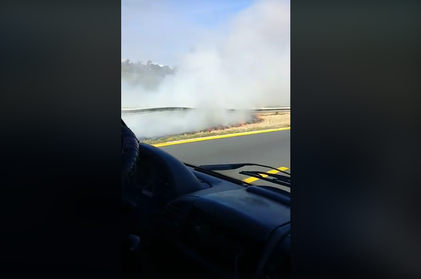 Ste-Suzanne: Le terre-plein central en feu