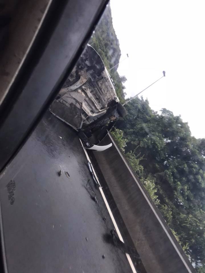 Accident à l'entrée du pont Vinh San : Une voiture sur le flanc après des tonneaux