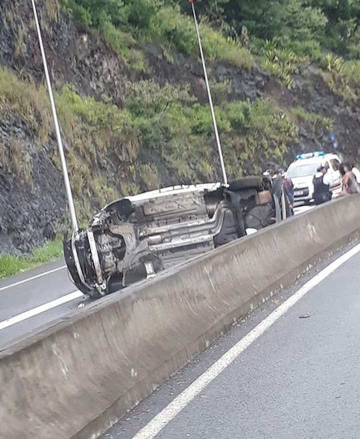 Accident à l'entrée du pont Vinh San : Une voiture sur le flanc après des tonneaux