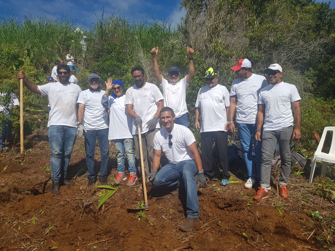 [PHOTOS] La famille Ravate contribue à la plantation de 10.000 arbres à la Grande chaloupe