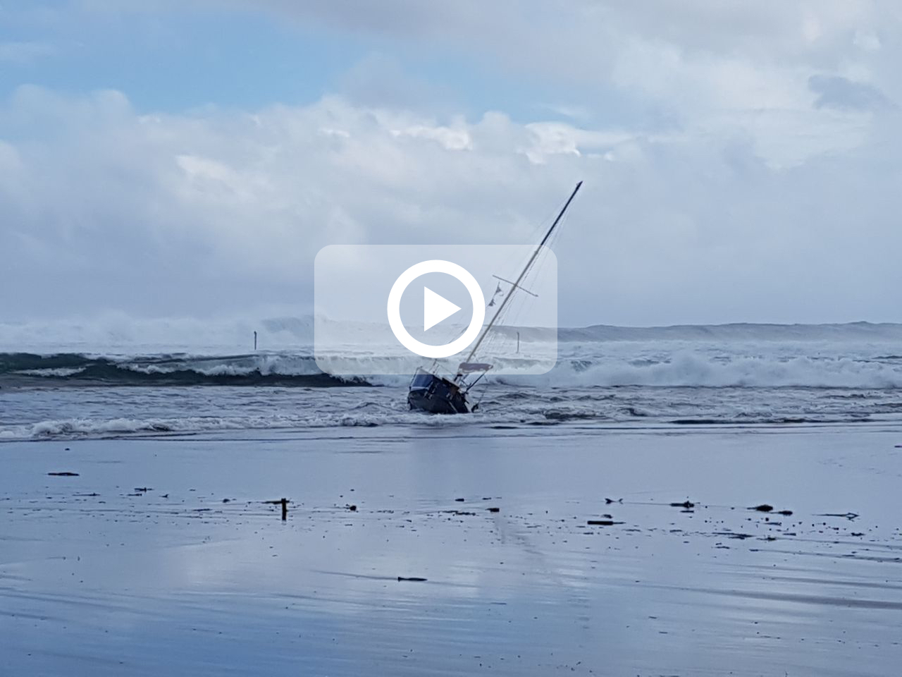 Un voilier s'abîme sur la plage de l'Etang Salé