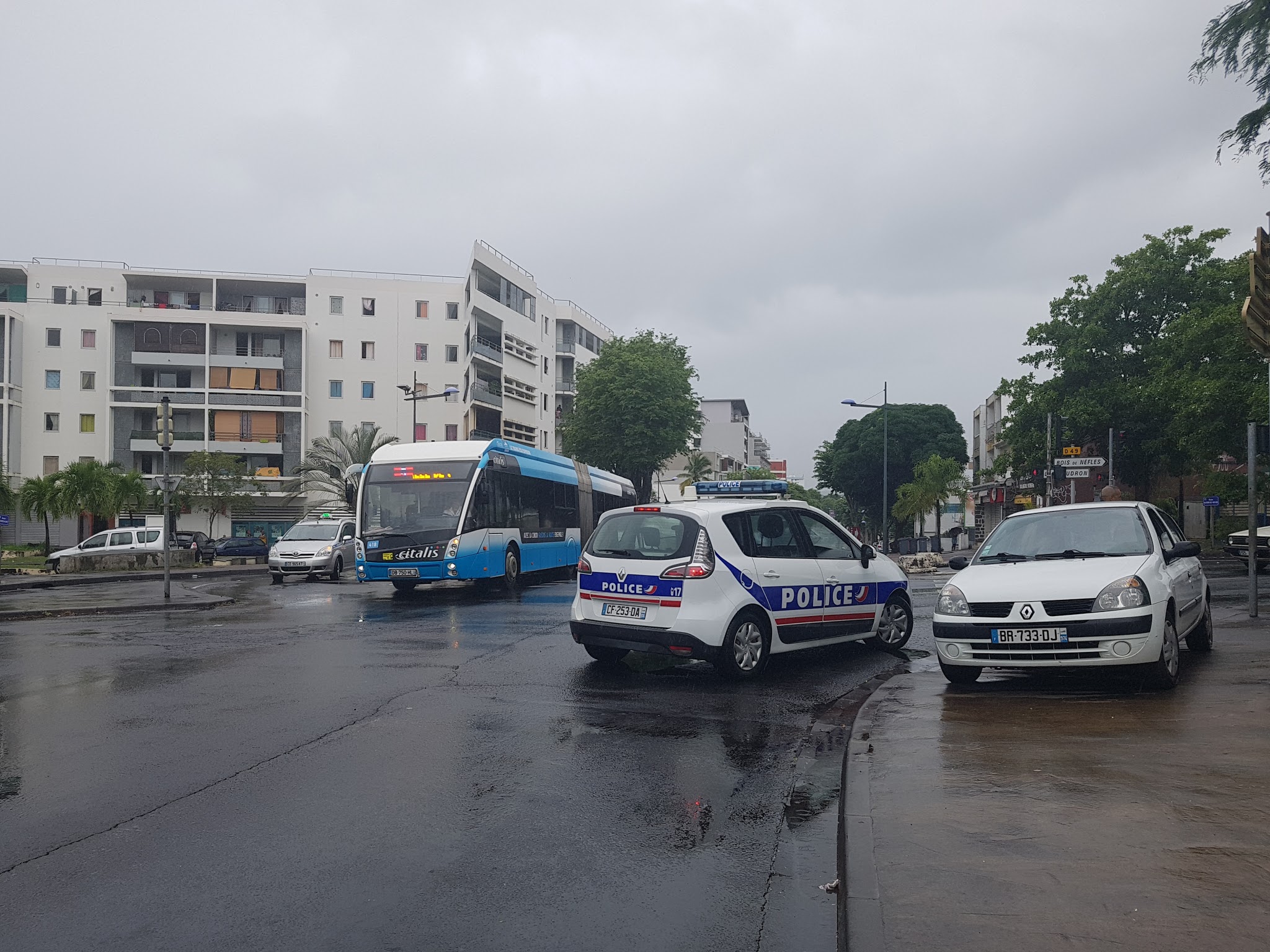 [Actualisé] Vaste contrôle de police à St-Denis. 2 interpellations, 39 infractions, 1 policier à l'hôpital