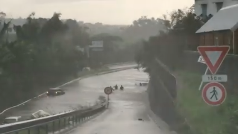[VIDEO] St-André: Les voitures noyées sur la 4 voies !