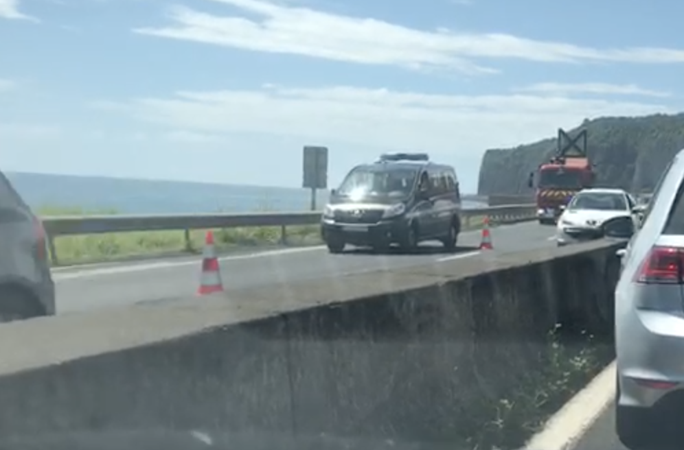 [VIDEO] Un accident à La Possession. Circulation sur une voie à la sortie de la route du littoral