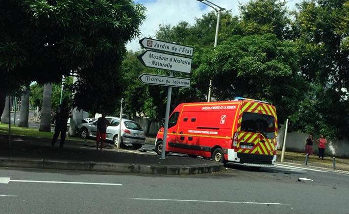 Une Peugeot 206 percute un palmier sur le boulevard Sud